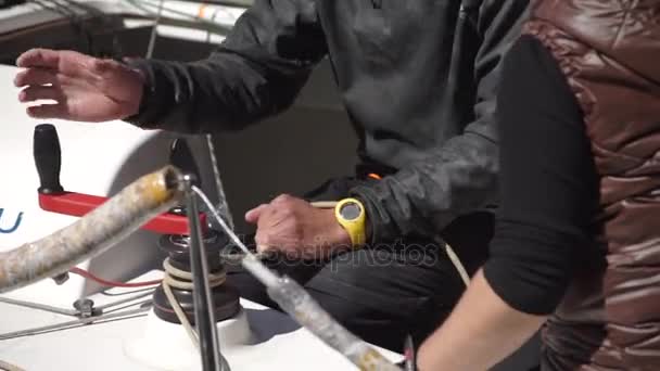 Медленный снимок человека с помощью яхтенной лебедки — стоковое видео