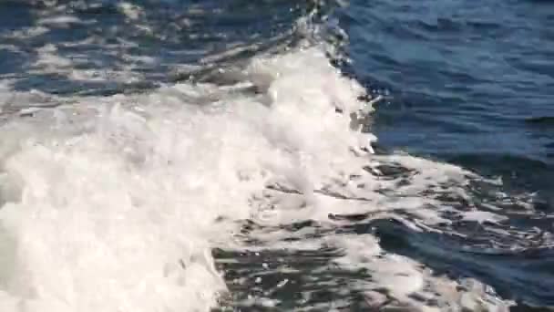 Dalgalardan tekne ile mavi deniz — Stok video