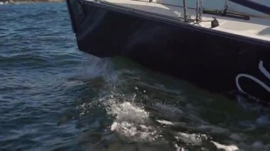 Dalgalardan tekne ile mavi deniz