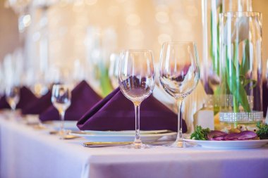 Boş gözlük restoranda ayarlayın. Catering hizmeti kavramı