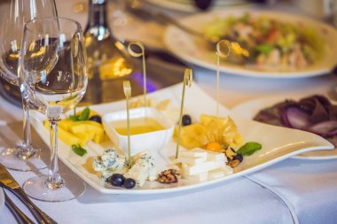 Bal ve peynirler beyaz bir plaka üzerinde