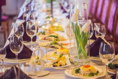 Boş gözlük restoranda ayarlayın. Catering hizmeti kavramı