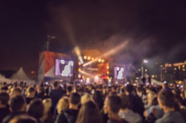 Kalabalık büyük festival eğleniyor. Konser gece.