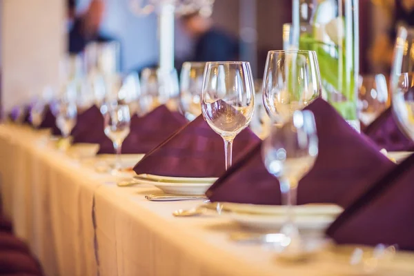 Vasos vacíos en el restaurante. Concepto de servicio de catering — Foto de Stock