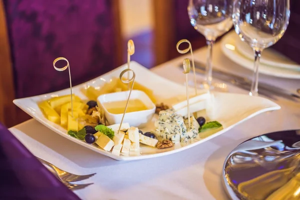 Bal ve peynirler beyaz bir plaka üzerinde