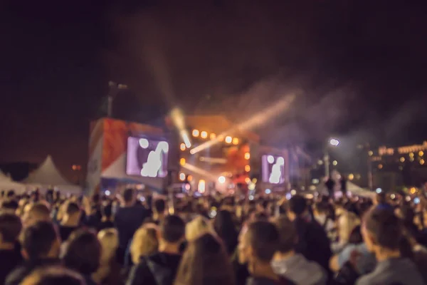 Πλήθος Απολαμβάνει Μεγάλο Φεστιβάλ Πάρτι Συναυλία Βράδυ — Φωτογραφία Αρχείου