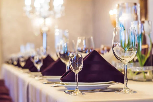 Vasos vacíos en el restaurante. Concepto de servicio de catering — Foto de Stock