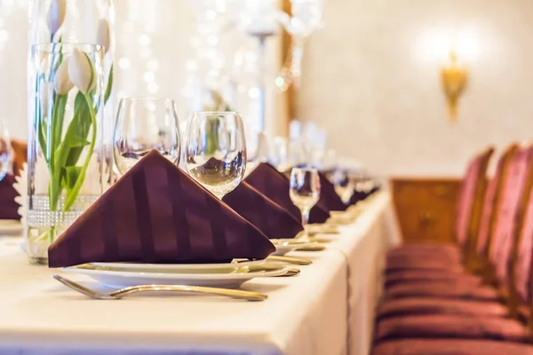 Vasos vacíos en el restaurante. Concepto de servicio de catering — Foto de Stock