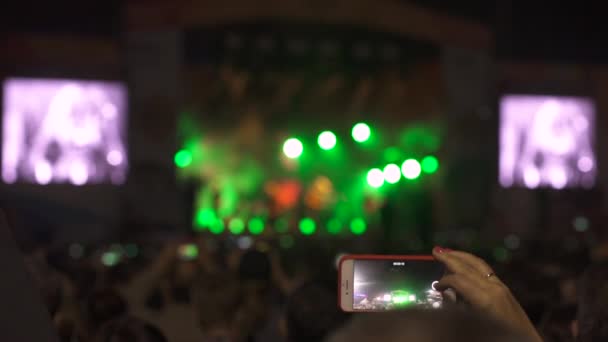 Lidé požívající rockový koncert — Stock video