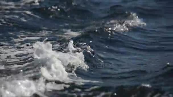 Mar azul com ondas de barco — Vídeo de Stock