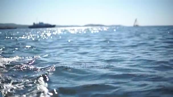 Mer bleue avec vagues du bateau — Video