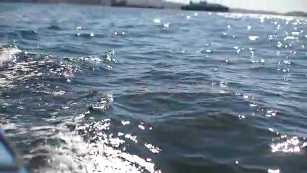 Mar azul con olas desde el barco — Vídeo de stock