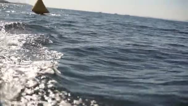 Mar azul con olas desde el barco — Vídeos de Stock