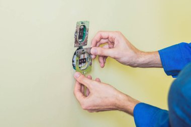 Soket yeni evde yükleme elektrikçi. Elektrikçi evde