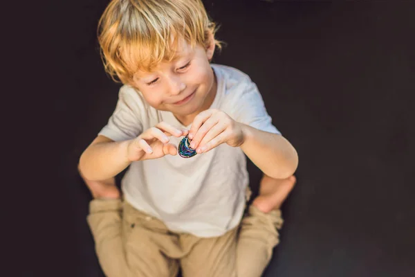 Joven chico jugar con fidget spinner — Foto de Stock