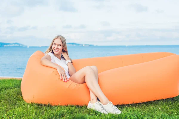 在公园的空气沙发上休息的年轻女子 Lamzac — 图库照片