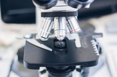 Dört farklı objektif lensler optik mikroskopla