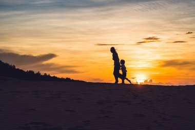 Gran Canaria çölde çalışan oğlu ile uygun anne