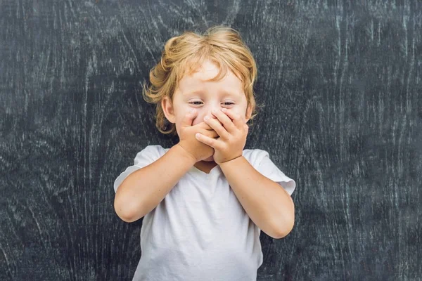 Küçük bir sarışın çocuk çocuk Üstten Görünüm 