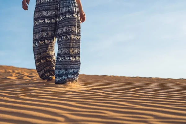 Çölde genç bir kadın