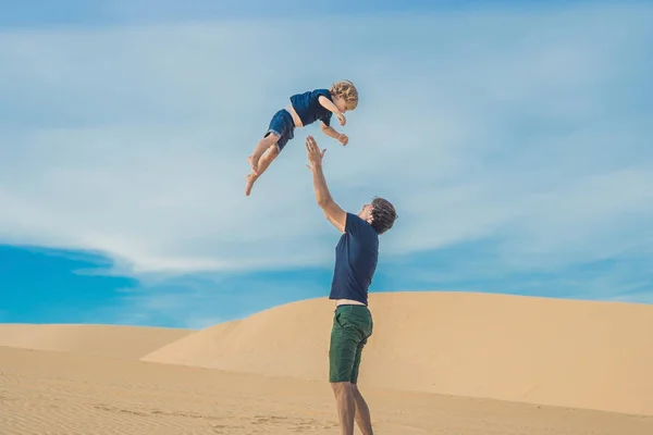 Padre Figlio Nel Deserto Bianco Viaggiare Con Bambini Concetto — Foto Stock