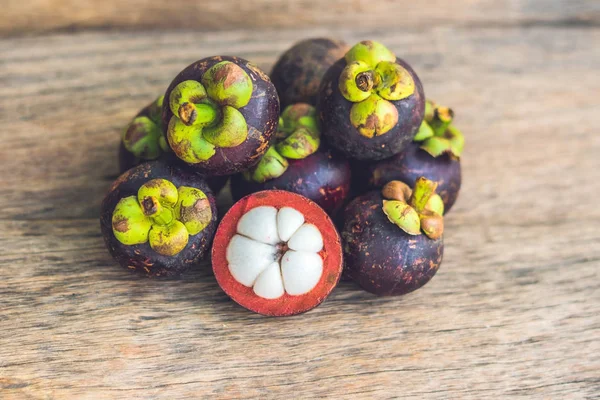 Ahşap masada mangosteen meyvesi