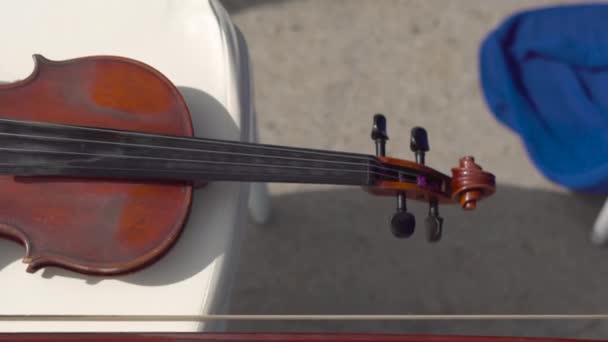 Geige Auf Einem Stuhl Liegend Bei Einer Hochzeitszeremonie Neben Musiker — Stockvideo