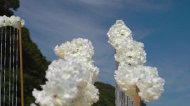 Deniz kenarında bir düğün kemer closeup çekim