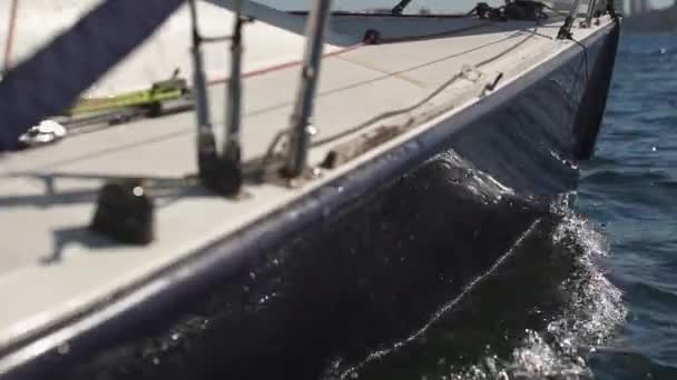 Colpo Rallentatore Barca Vela Mare Aperto — Video Stock