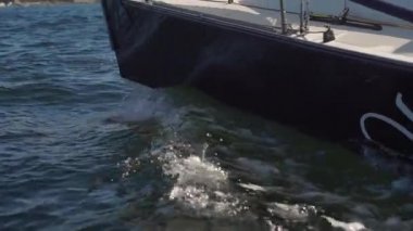 Bir açık denizde yelkenli resmini Slowmotion