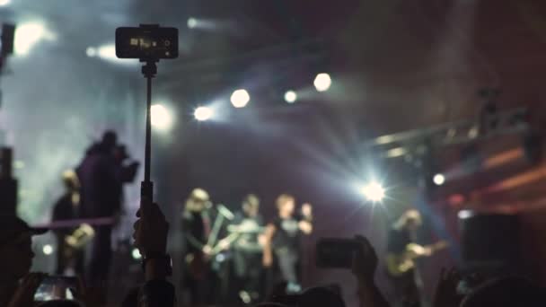Orang-orang menikmati konser rock — Stok Video