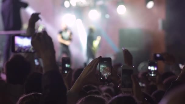 Люди насолоджуються рок-концертом — стокове відео