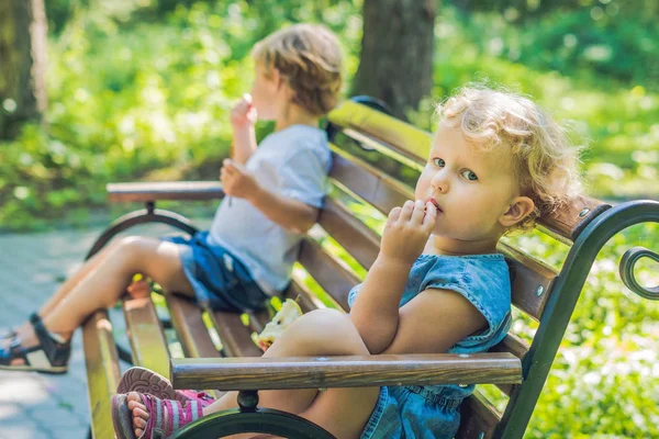 Conflict op de speelplaats, wrok, jongen en meisje ruzie — Stockfoto