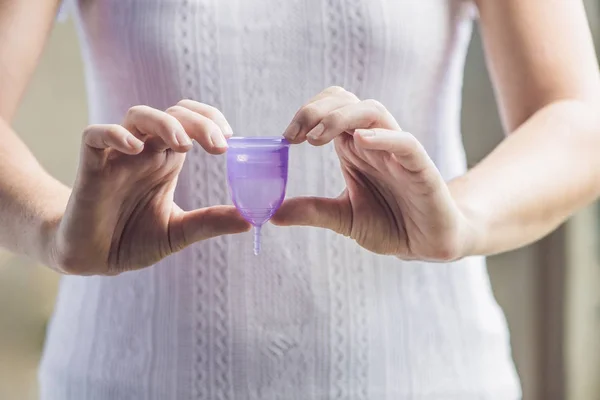 Primer plano de la mano de la mujer sosteniendo la copa menstrual — Foto de Stock