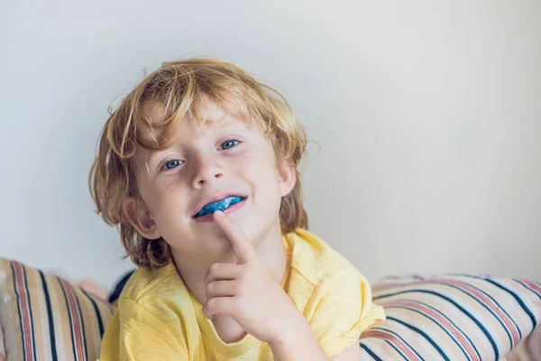 Ragazzo di tre anni mostra allenatore miofunzionale per illuminare l'abitudine respiratoria bocca. Aiuta a pareggiare i denti in crescita e correggere il morso. Corregge la posizione della lingua — Foto Stock