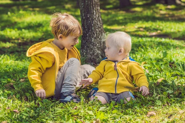 Двоє щасливих братів у жовтих сорочках — стокове фото
