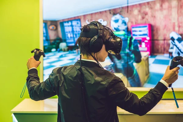 Video oyunları sanal gerçeklik gözlük oynayan genç adam. Yeni eğilimleri teknoloji ile eğleniyor - kavram oyun neşeli adam.