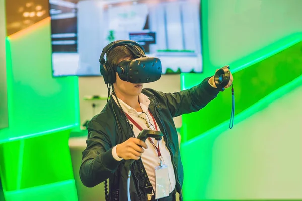 Video oyunları sanal gerçeklik gözlük oynayan genç adam. Yeni eğilimleri teknoloji ile eğleniyor - kavram oyun neşeli adam.