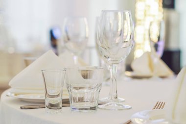 Ikram Servisi. Gıda Restoran tablo. Masanın üzerinde büyük miktar-in yiyecek. Gıda plakaları. Yemek vakti, öğle yemeği