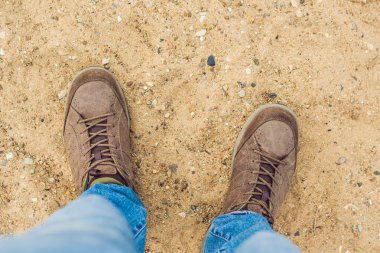 Ayak trekking botları gezgin yalnız açık vahşi doğa yaşam tarzı seyahat aşırı yaşam konsepti yaz hiking tatil adımları tek macera