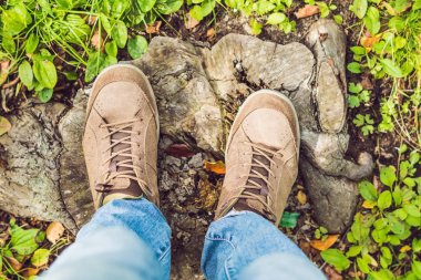 Ayak trekking botları gezgin yalnız açık vahşi doğa yaşam tarzı seyahat aşırı yaşam konsepti yaz hiking tatil adımları tek macera