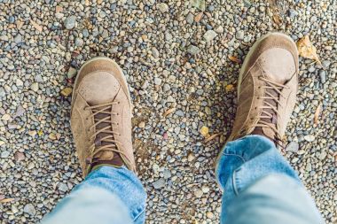 Ayak trekking botları gezgin yalnız açık vahşi doğa yaşam tarzı seyahat aşırı yaşam konsepti yaz hiking tatil adımları tek macera