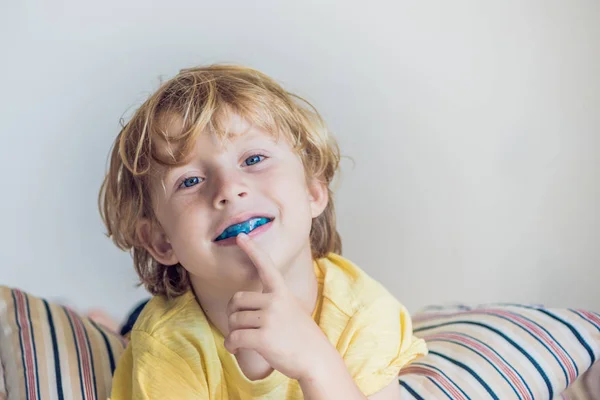 Ağız alışkanlığı nefes aydınlatmak için üç yaşında çocuk gösterileri myofunctional eğitmeni. Büyüyen dişler ve doğru şeyler dengelemek yardımcı olur. Dilin konumunu düzeltir — Stok fotoğraf