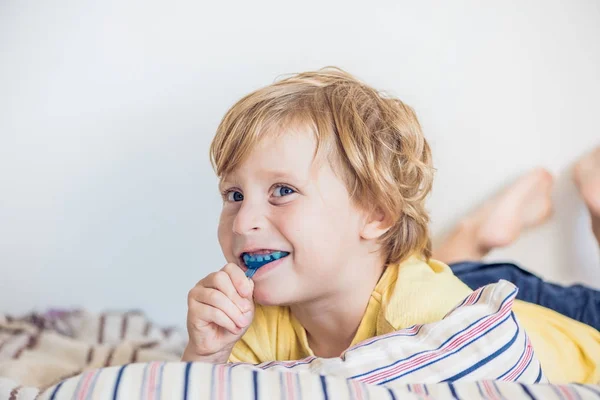 Niño de tres años de edad muestra entrenador miofuncional para iluminar el hábito respiratorio bucal. Ayuda a igualar los dientes en crecimiento y la mordida correcta. Corrige la posición de la lengua — Foto de Stock