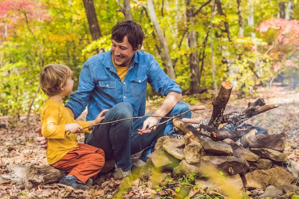 Buon padre che fa barbecue con suo figlio in una giornata d'autunno — Foto Stock