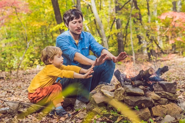 Pai feliz fazendo churrasco com seu filho em um dia de outono — Fotografia de Stock