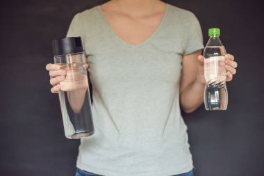 Sıfır atık kavramı. Bir plastik şişe veya cam şişe kullanın. Sıfır