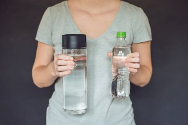 Sıfır atık kavramı. Bir plastik şişe veya cam şişe kullanın. Sıfır