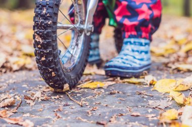 küçük çocuk bisikletle eğleniyor