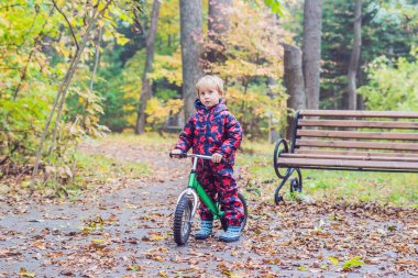 küçük çocuk bisikletle eğleniyor